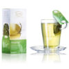 Zdjęcie produktu Ronnefeldt Joy of Tea Morgentau. Pudełko herbaty stoi obok przezroczystego szklanego kubka na przezroczystym spodku, a torebka herbaty parzy się w kubku. Na kubku jest pionowo wydrukowany napis „Ronnefeldt” białymi literami.