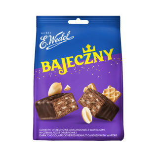 Opakowanie cukierków Bajeczny, w kolorze niebiesko-fioletowym. Na opakowaniu widać cukierki w kawałkach, prezentujące ich środek, orzeszki i wafelki.