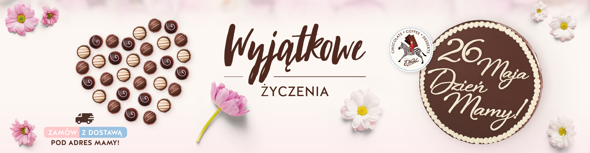 Grafika na jasnym tle przedstawiająca praliny ułożone w kształt serca, różowego tulipana oraz Torcik Wedlowski z napisem „26 Maja Dzień Mamy!”. W centralnej części widnieje napis „Wyjątkowe Życzenia”, a w rogu ikona ciężarówki z hasłem „Zamów z dostawą pod adres Mamy!”.